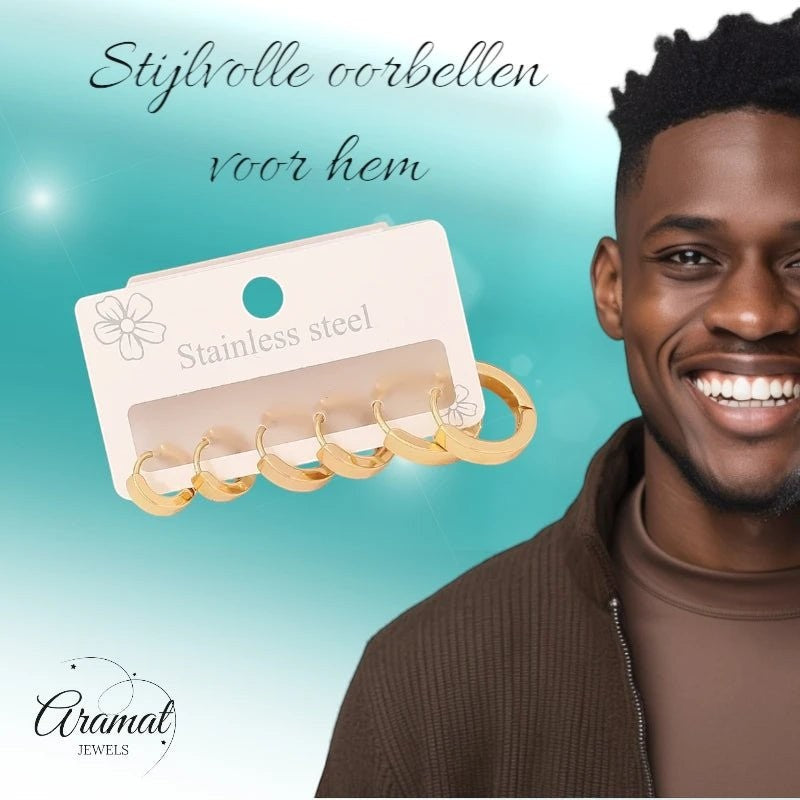 Aramat Jewels goudkleurige stainless steel huggie oorringen set in drie maten naast een lachende man.