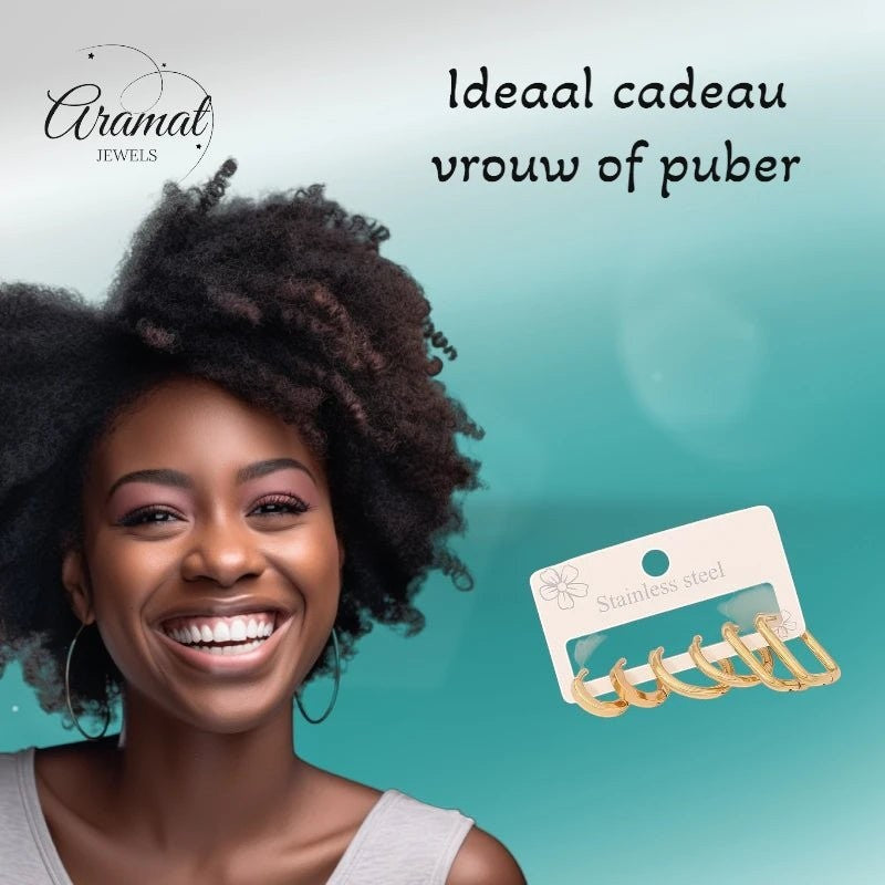 Lachende vrouw met Aramat Jewels goudkleurige stainless steel oorringenset bestaande uit ronde en rechthoekige hoops.