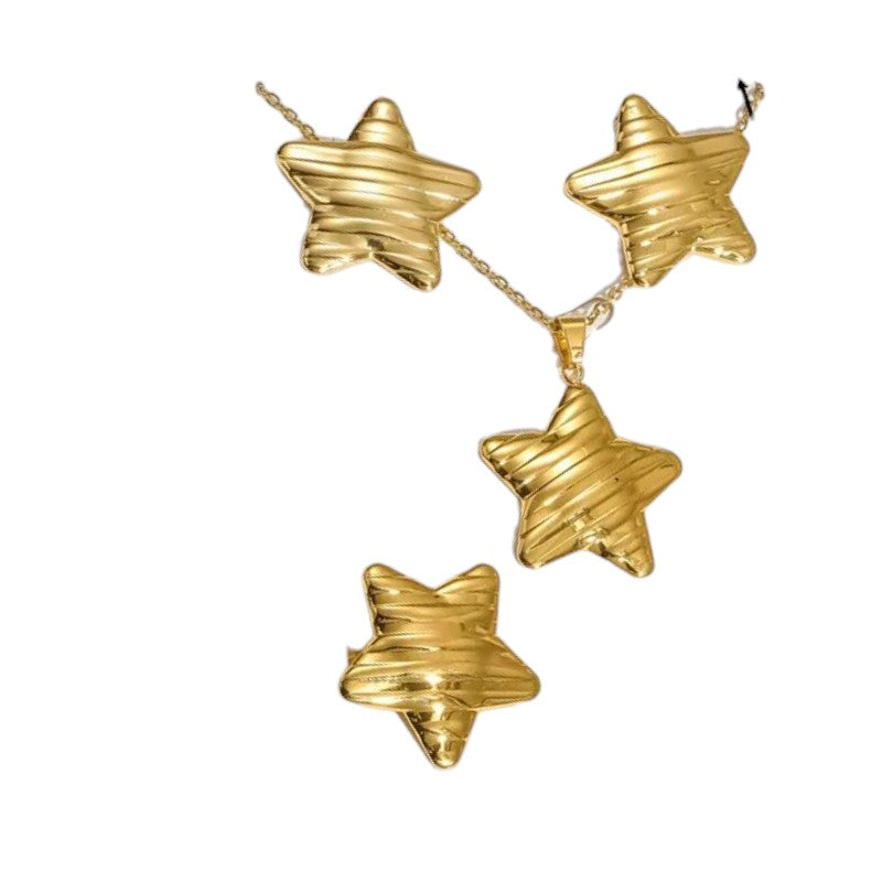 Aramat Jewels goudkleurige RVS sieradenset met sterhanger, oorbellen en ring voorzien van een gestreept motief.