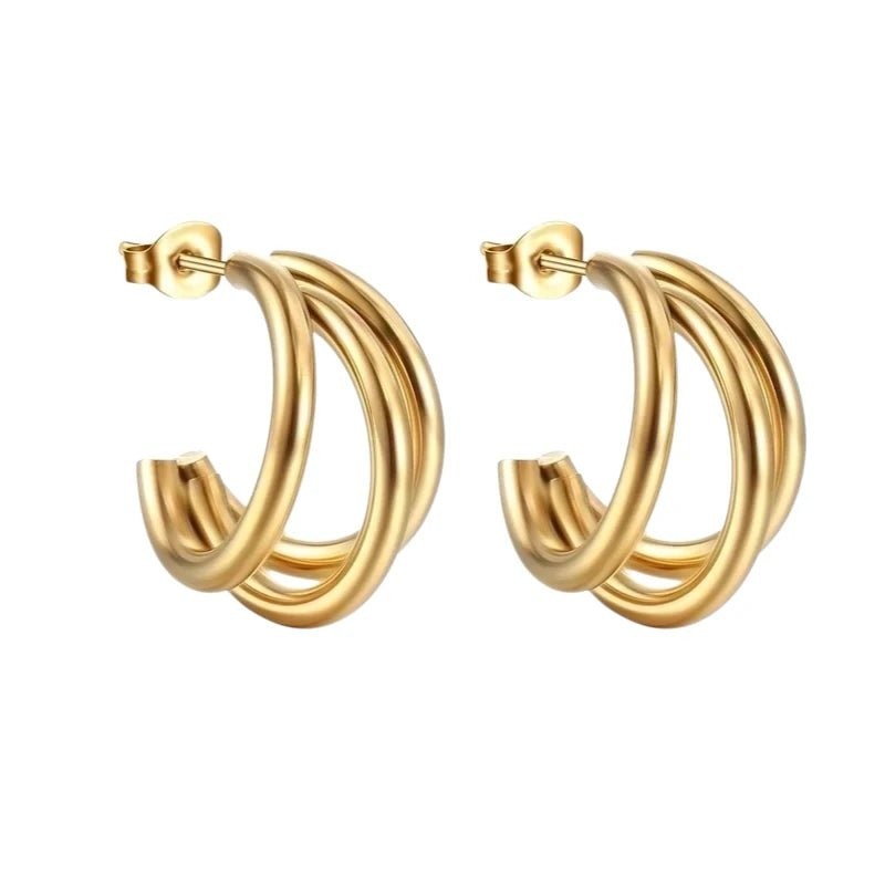 Aramat Jewels goudkleurige triple halve oorringen van roestvrij staal met vlindersluiting, 25mm hoog.