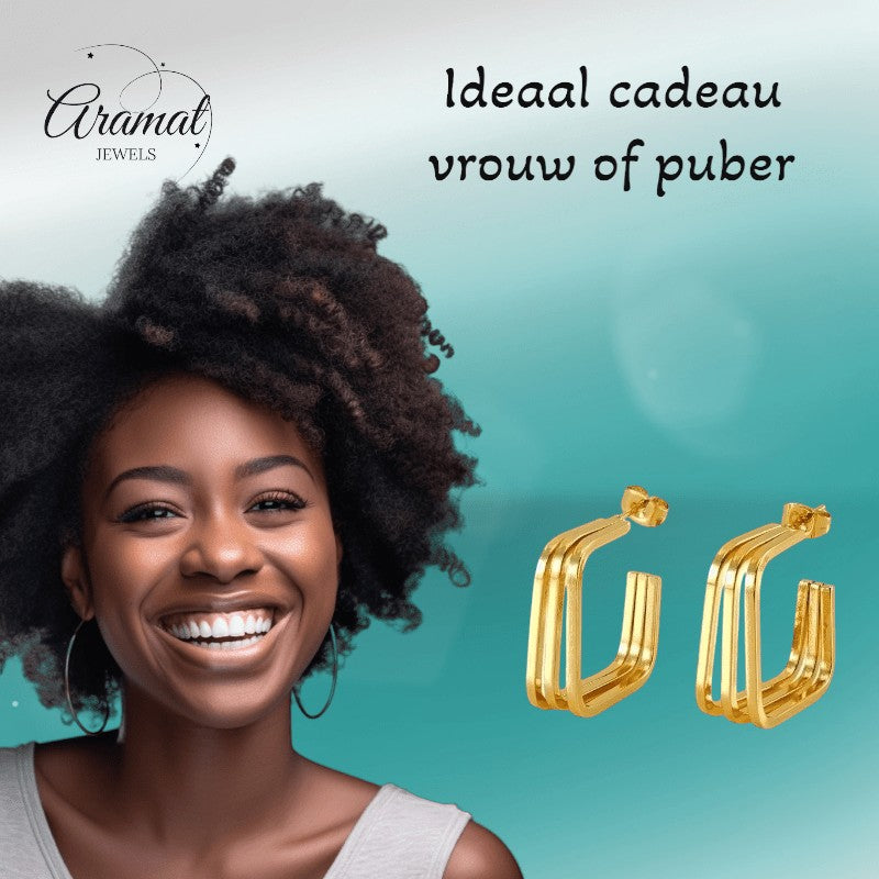 Lachende vrouw met goudkleurige vierkante triple oorstekers van Aramat Jewels, gemaakt van duurzaam roestvrij staal.