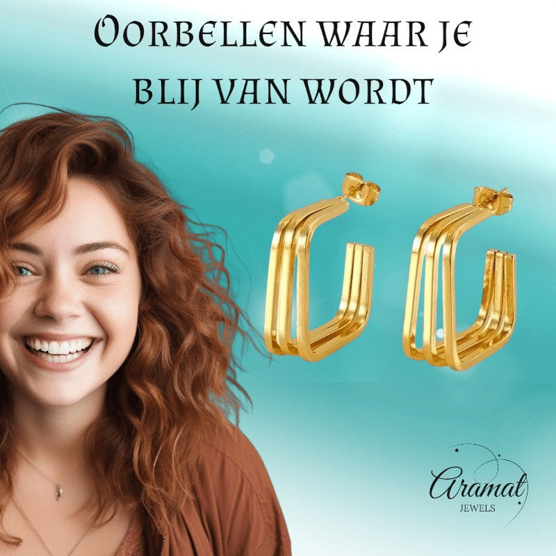 Lachende vrouw draagt goudkleurige vierkante triple oorstekers van Aramat Jewels met een moderne uitstraling.