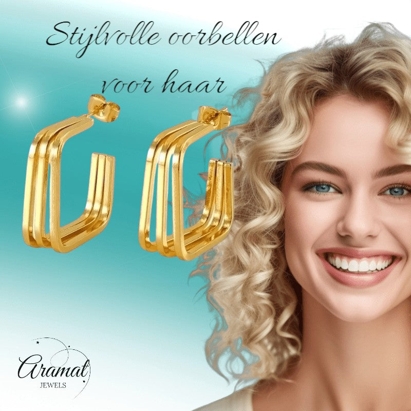 Lachende vrouw draagt goudkleurige vierkante triple oorstekers van Aramat Jewels met een modern, strak ontwerp.