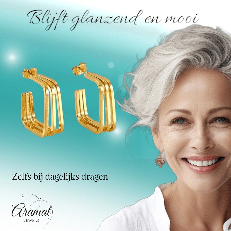 Aramat Jewels goudkleurige vierkante triple oorstekers van RVS gedragen door een glimlachende vrouw