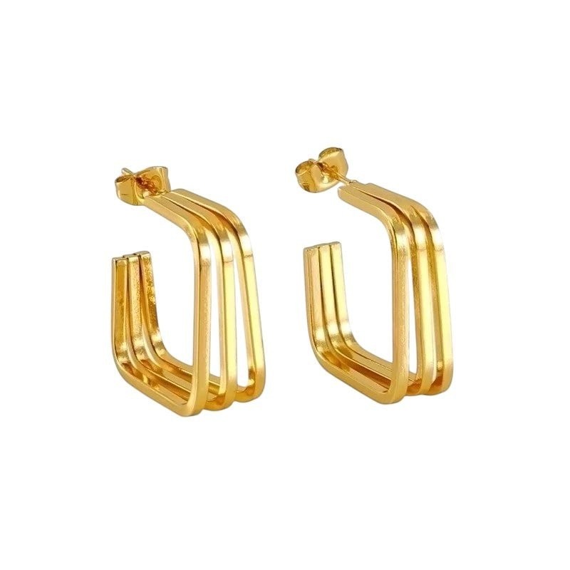 Aramat Jewels goudkleurige vierkante triple oorstekers van roestvrij staal met een modern en stijlvol ontwerp.