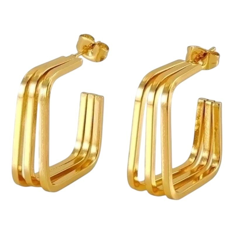 Aramat Jewels goudkleurige vierkante triple oorstekers van roestvrij staal met een modern en stijlvol ontwerp.