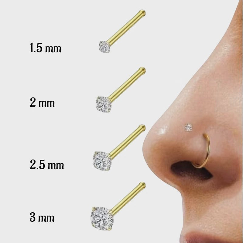 Aramat Jewels goudkleurige neuspiercing met transparante zirkonia op een recht staafje in vier verschillende maten.