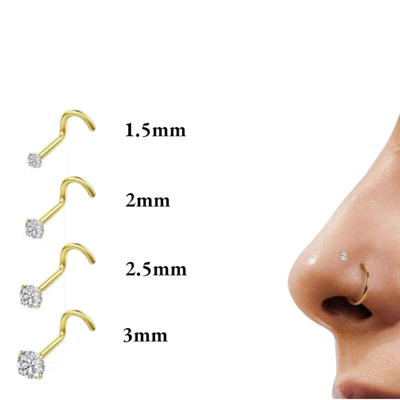 Aramat Jewels goudkleurige neuspiercing met transparante zirkonia en S-staafje in verschillende maten op een neus.