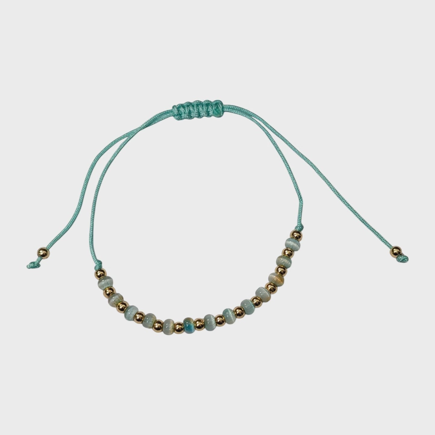 Aramat Jewels verstelbaar groen enkelbandje met glanzende cats eye kralen en goudkleurige accenten voor dames.