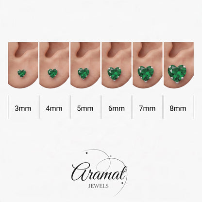 Aramat Jewels hartjes oorstekers van RVS met groene zirkonia in verschillende maten van 3 tot 8 mm op een oor.