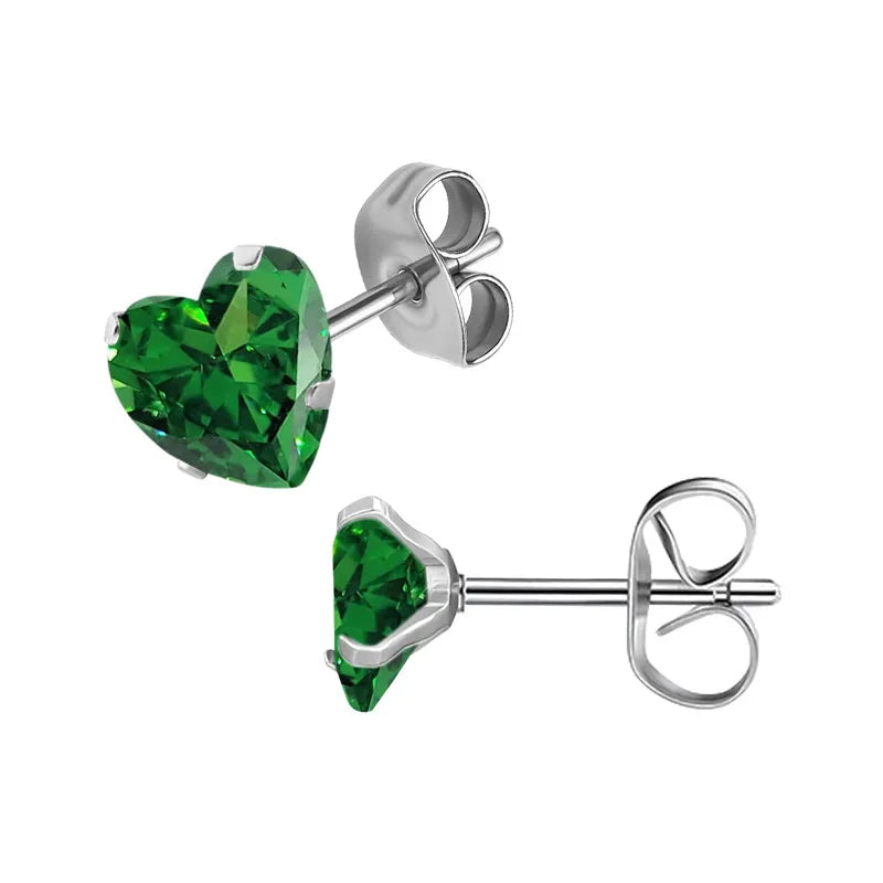Aramat Jewels hartjes oorstekers van zilverkleurig RVS met een fonkelende groene zirkonia steen in hartvorm.