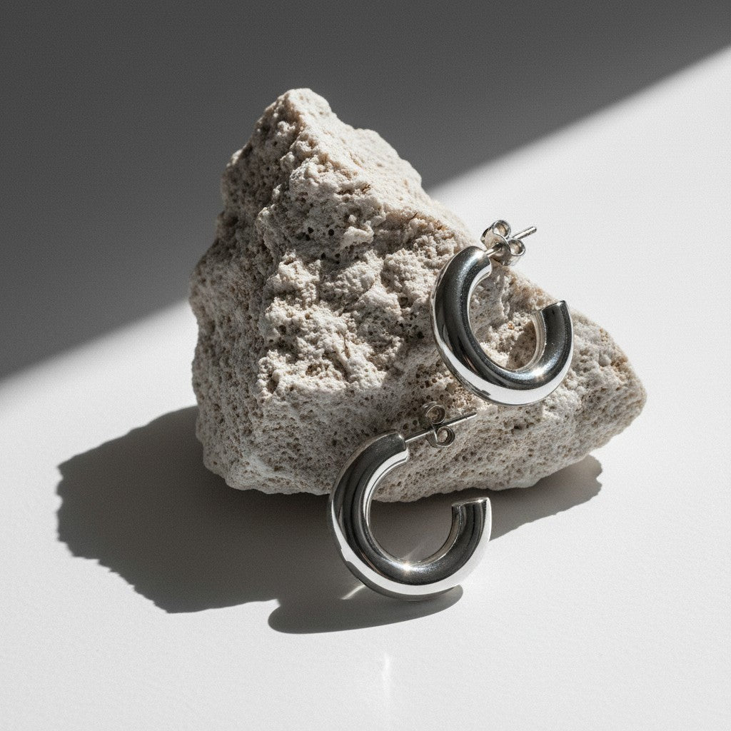 Aramat Jewels massieve zilverkleurige halve oorringen van glad RVS, 25x8mm, voor een moderne look.