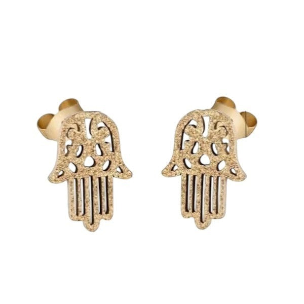 Aramat Jewels goudkleurige Hamsa oorstekers van RVS met een matte, gezandstraalde afwerking in de vorm van een handje.