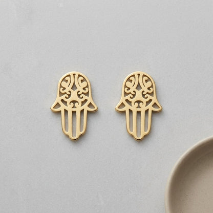 Aramat Jewels goudkleurige Hamsa oorknopjes van RVS met een verfijnd opengewerkt Handje van Fatima symbool.