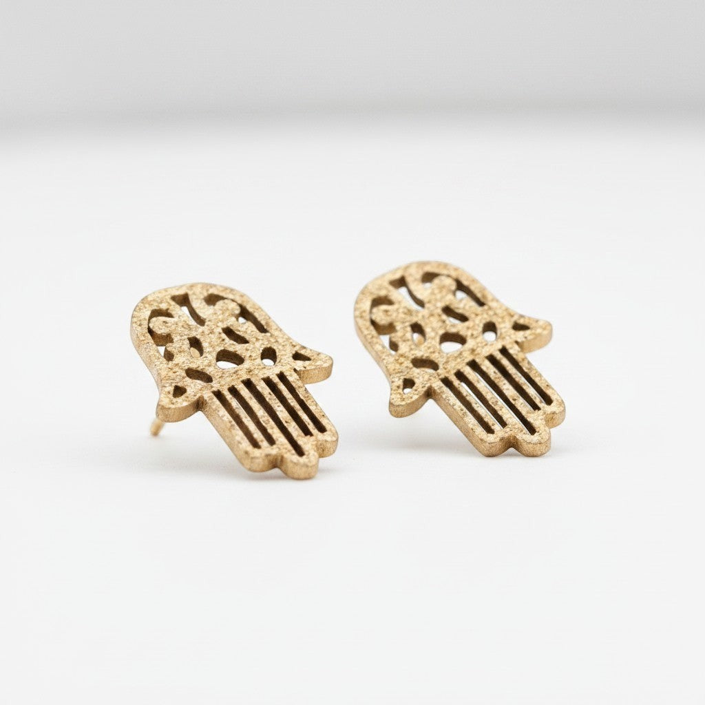 Aramat Jewels goudkleurige Hamsa oorstekers van RVS met een matte, gezandstraalde afwerking in een minimalistisch design.