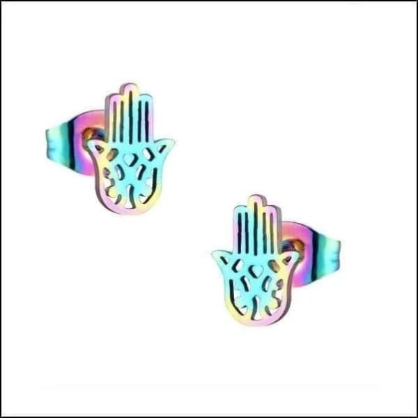 Aramat Jewels multikleur Hamsa hand oorknopjes van RVS met een uniek regenboog effect en opengewerkt design.