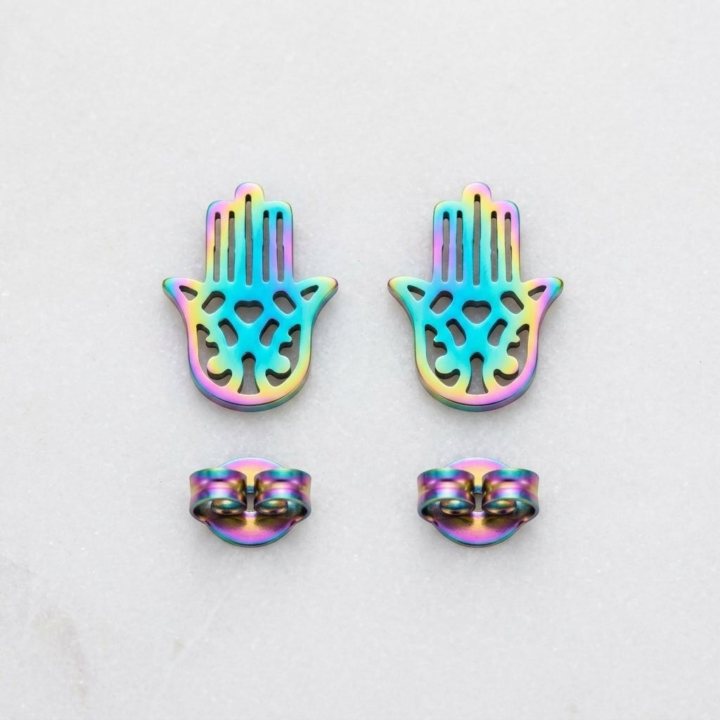 Aramat Jewels Hamsa handje van Fatima oorknopjes van RVS met een unieke regenboogkleurige PVD-coating en vlindersluiting