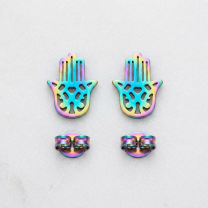 Aramat Jewels Hamsa handje van Fatima oorknopjes van RVS met een unieke regenboogkleurige PVD-coating en vlindersluiting
