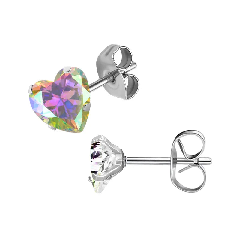 Aramat Jewels hartjes oorstekers van zilverkleurig RVS met transparante AB-zirkonia steentjes en vlindersluiting.