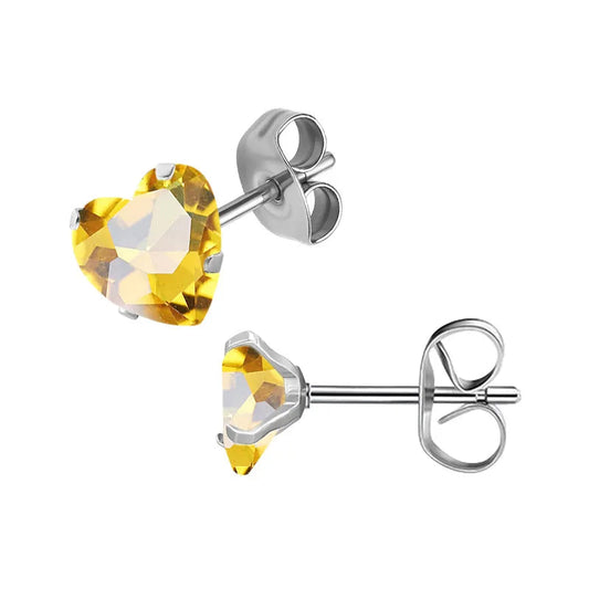 Aramat Jewels hartjes oorstekers van zilverkleurig RVS met fonkelende gele zirkonia stenen en vlindersluiting.