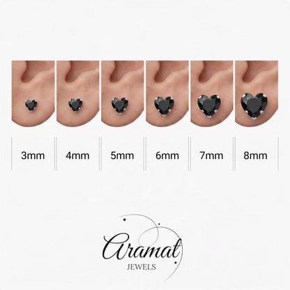 Aramat Jewels hartjes oorstekers van RVS met zwarte zirkonia in verschillende maten van 3 tot 8 mm op een oor.