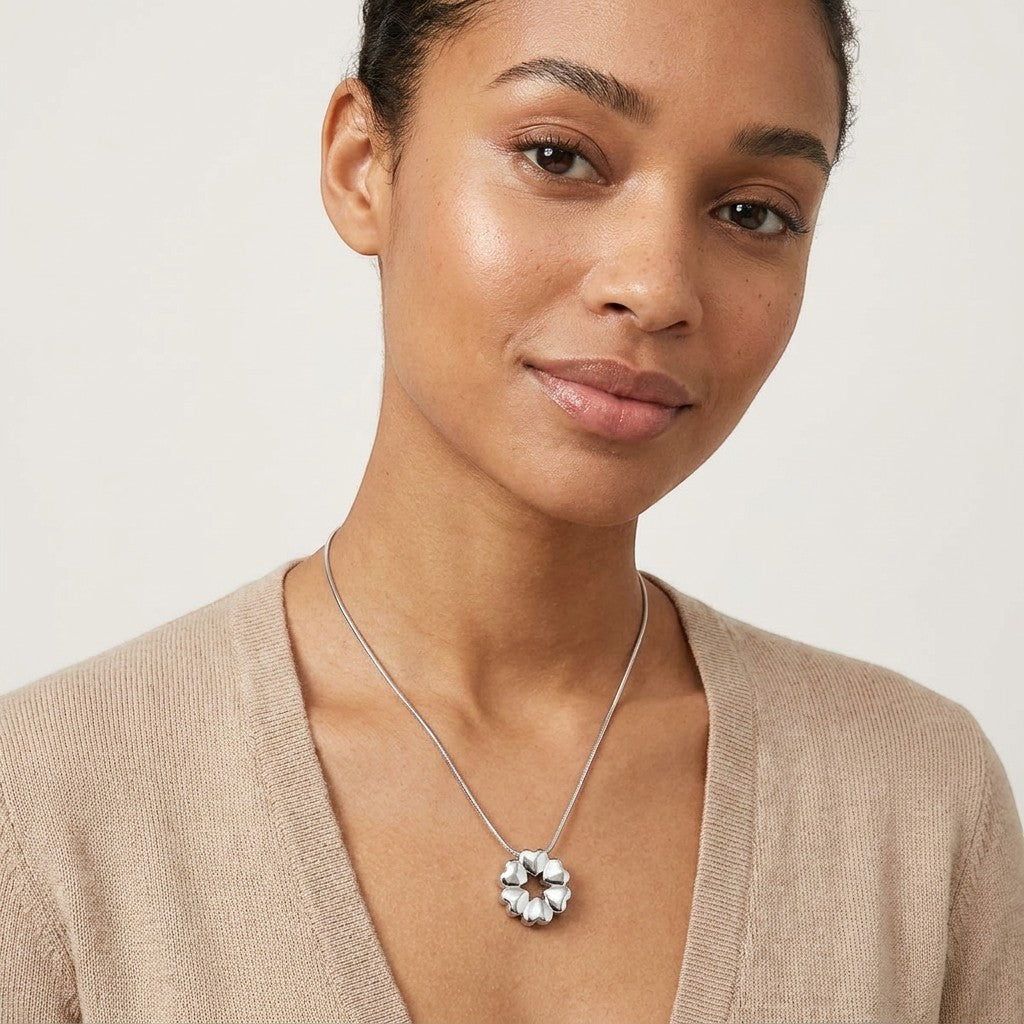 Aramat Jewels circular ash pendant with heart details, 20x20mm, made of stainless steel in various colors.