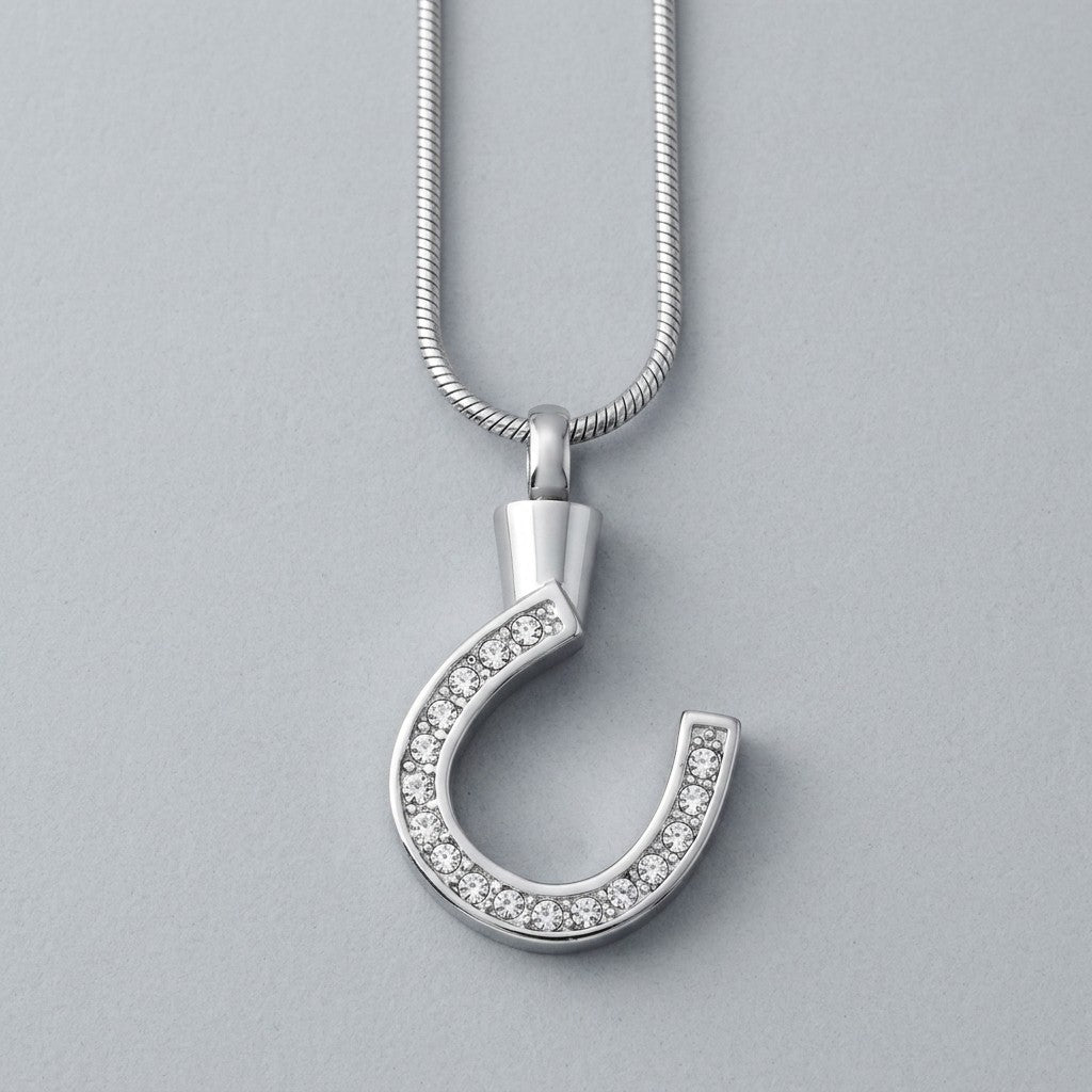 Aramat Jewels zilverkleurige stalen hoefijzer ashanger met kristallen, waterbestendig gedenksieraad.