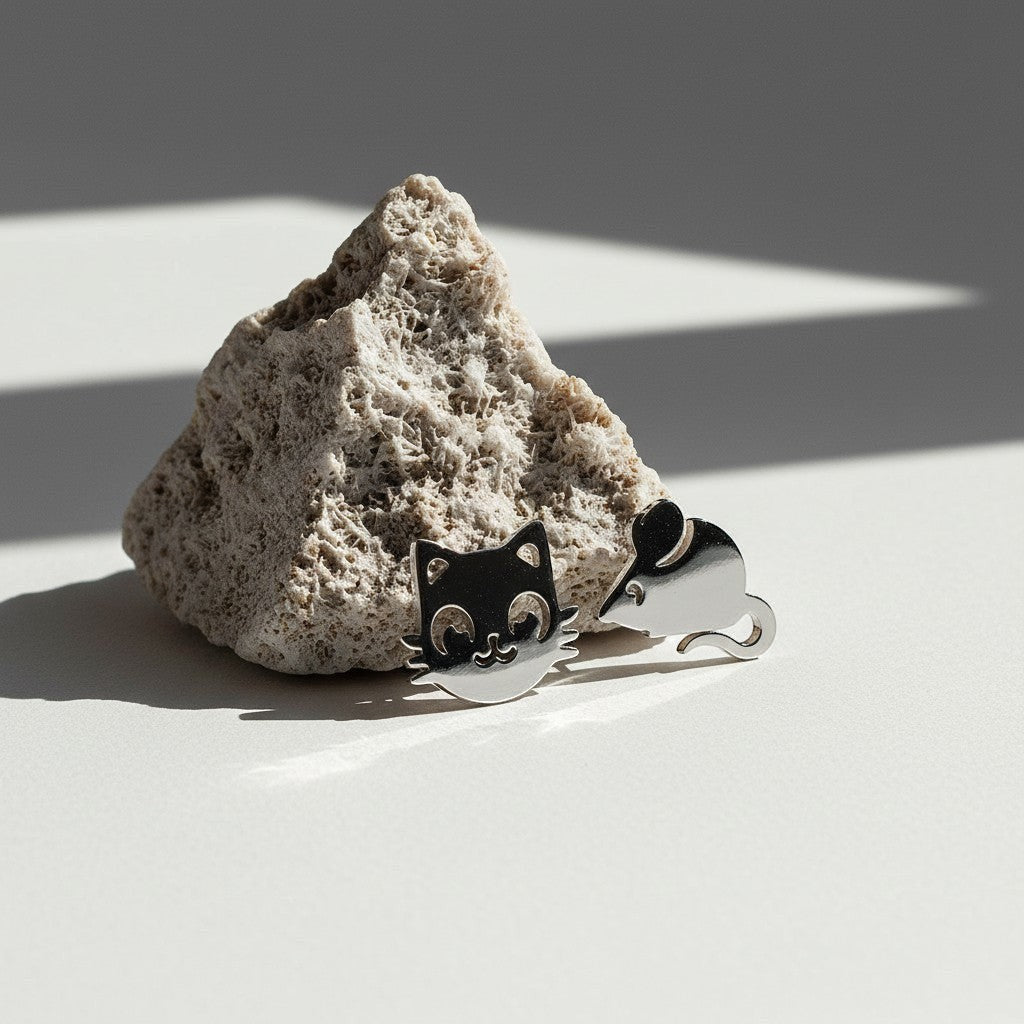Aramat Jewels zilverkleurige oorstekers met een kattengezicht en een muis, gemaakt van RVS, 10mm.