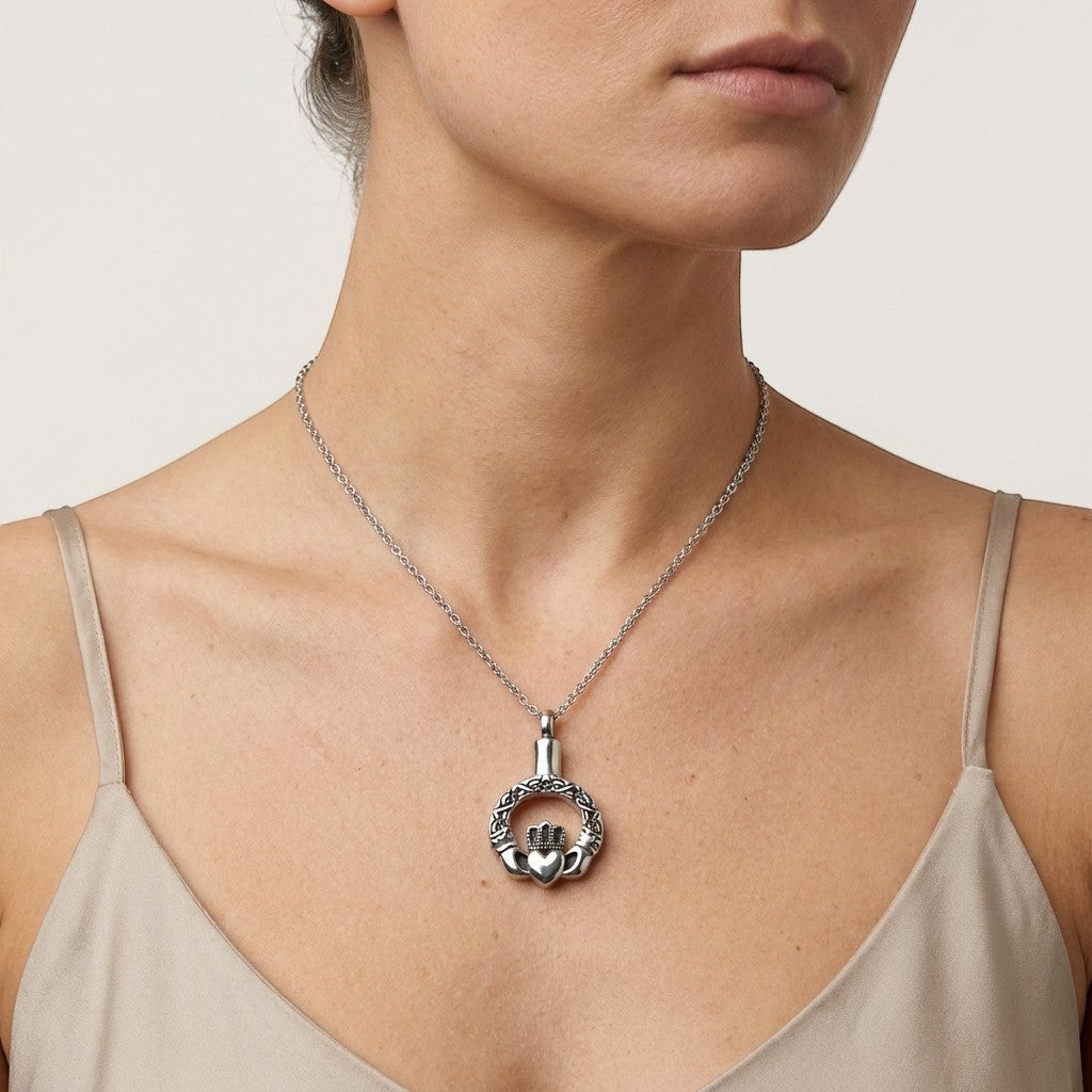 Aramat Jewels Keltisch ashanger met ketting, zilverkleurig roestvrij staal, met Claddagh symbool.