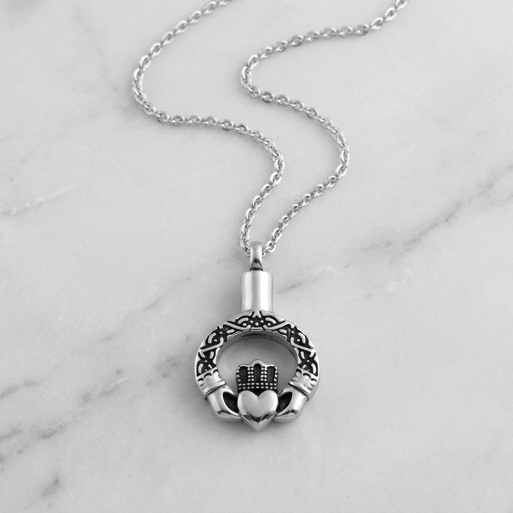 Aramat Jewels Keltisch ashanger met ketting in zilverkleurig roestvrij staal. Symbolisch gedenksieraad met Claddagh-design.