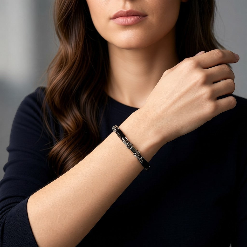 Aramat Jewels stoere koningsschakel armband van edelstaal, 6mm breed, zilverkleurig met zwarte strepen en karabijnslot.