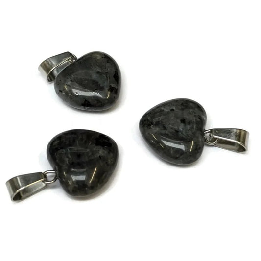 Aramat Jewels hartvormige hangers van labradoriet natuursteen met zilverkleurig RVS oogje op een witte achtergrond