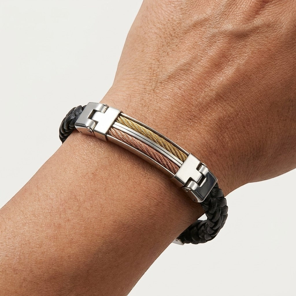 Aramat Jewels stoere zwarte leren armband met RVS accenten in goud, rosé en zilver om een pols.