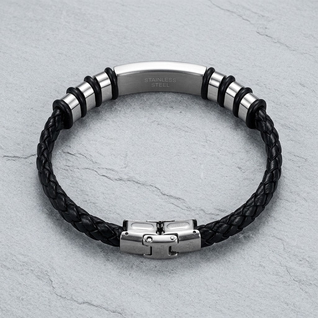 Aramat Jewels stoere zwarte gevlochten lederen armband met zilverkleurige RVS accenten en een stevige kliksluiting.
