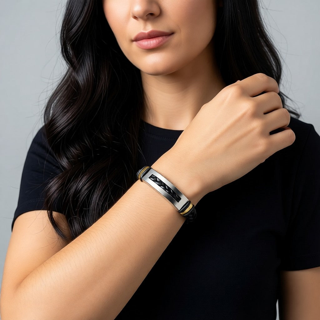 Aramat Jewels stoere zwarte PU leren armband met zilverkleurige RVS accenten gedragen om een pols.