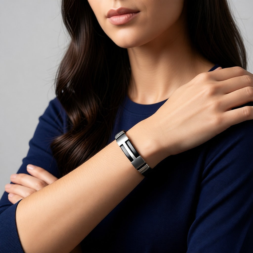 Aramat Jewels stoere leren armband met zilverkleurige en zwarte accenten, 20cm lang, 10mm breed.