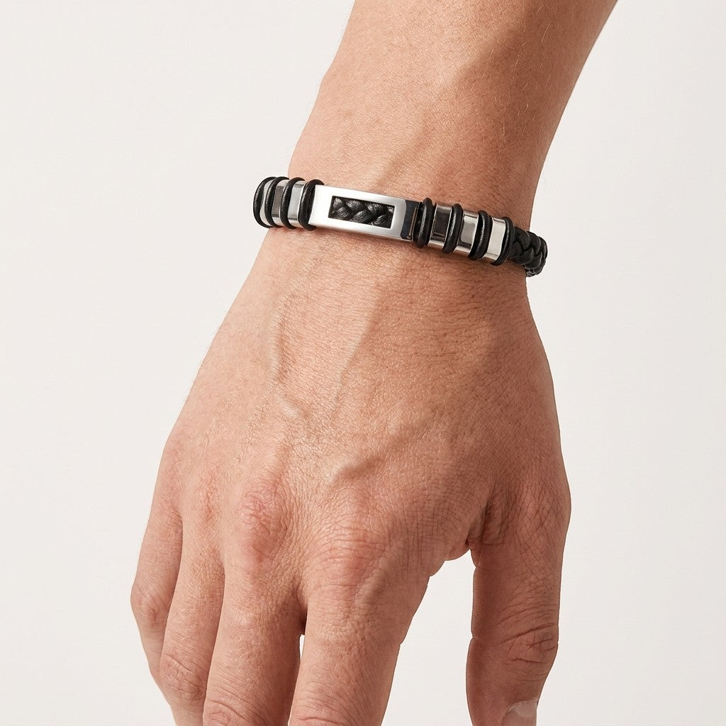 Aramat Jewels stoere zwarte leren herenarmband met zilverkleurige RVS accenten om een pols.
