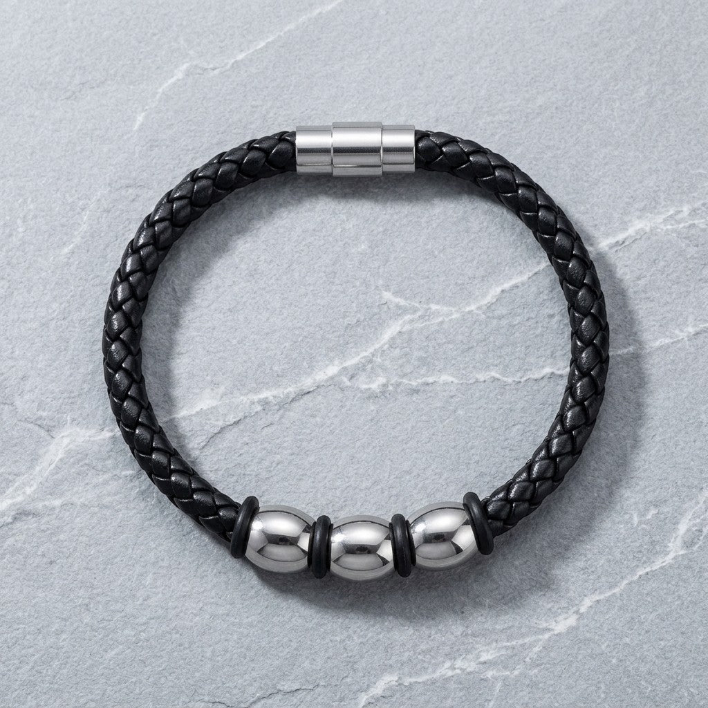 Aramat Jewels zwarte gevlochten leren herenarmband met drie zilverkleurige stalen kralen en magnetische sluiting.