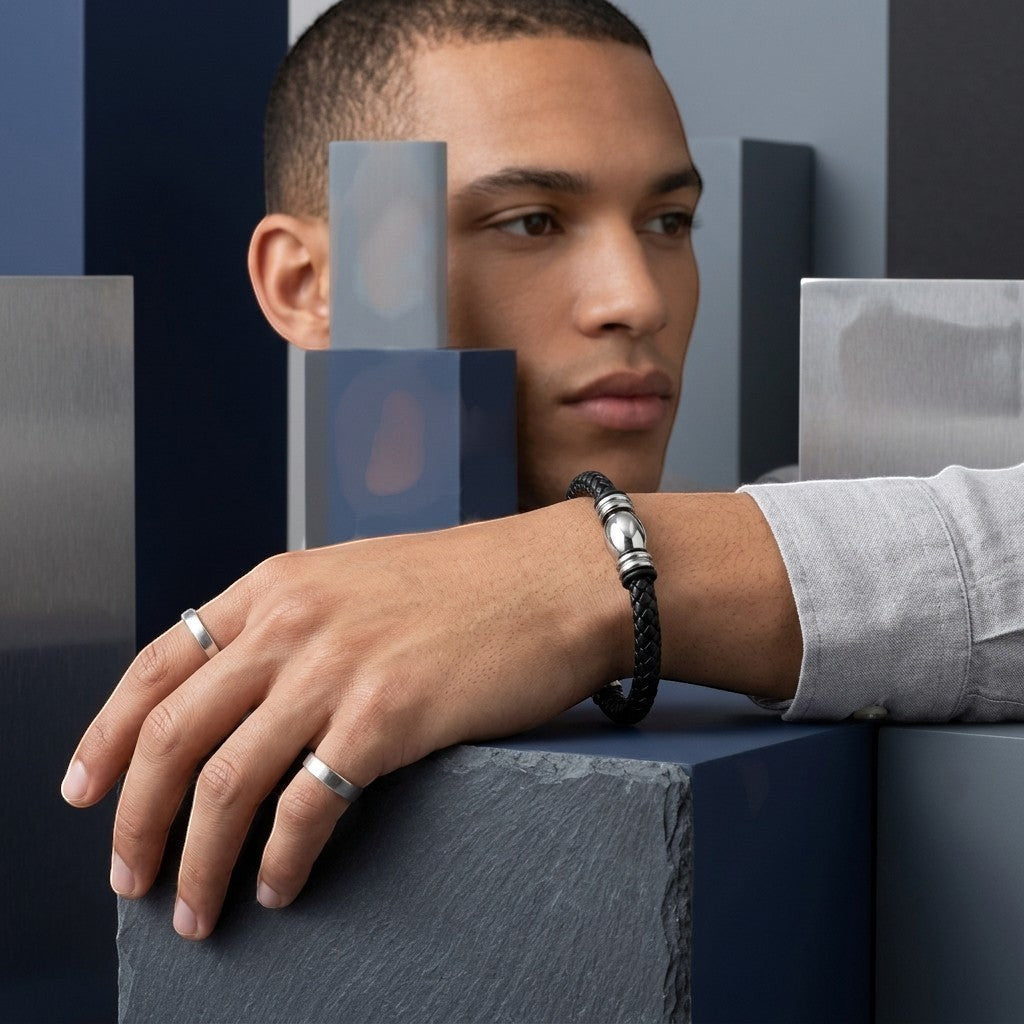 Aramat Jewels stoere zwarte gevlochten leren herenarmband met zilverkleurige stalen kralen en magnetisch RVS slot.