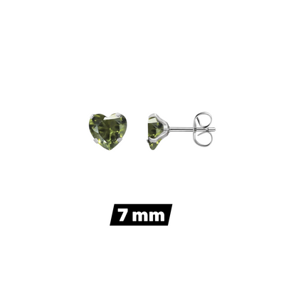 Aramat Jewels hartjes oorstekers van zilverkleurig RVS met olijfgroene zirkonia in 7mm formaat.