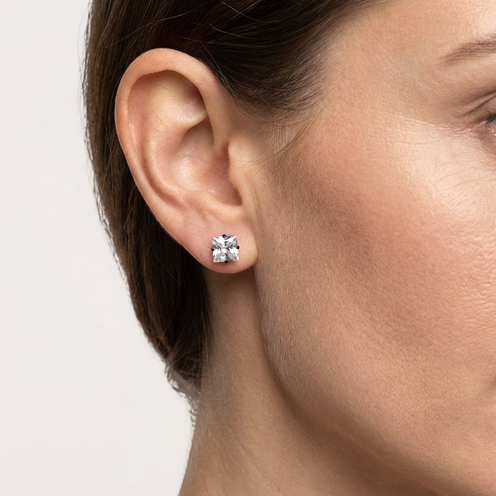 Aramat Jewels oorbellen van zwart roestvrij staal met vierkante zirkonia steen van 5mm.