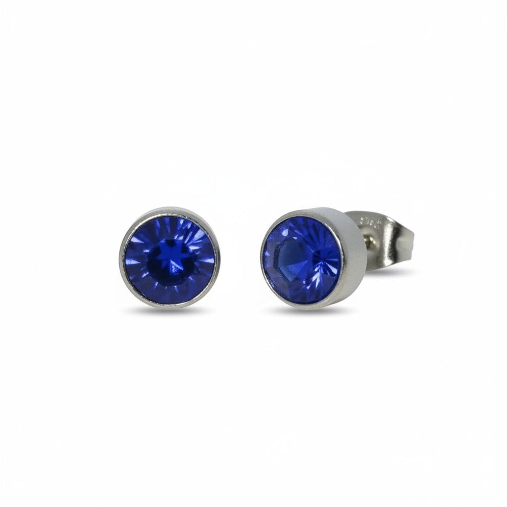 Aramat Jewels zilverkleurige oorstekers met donkerblauw kristal van 7mm, gemaakt van roestvrij staal.