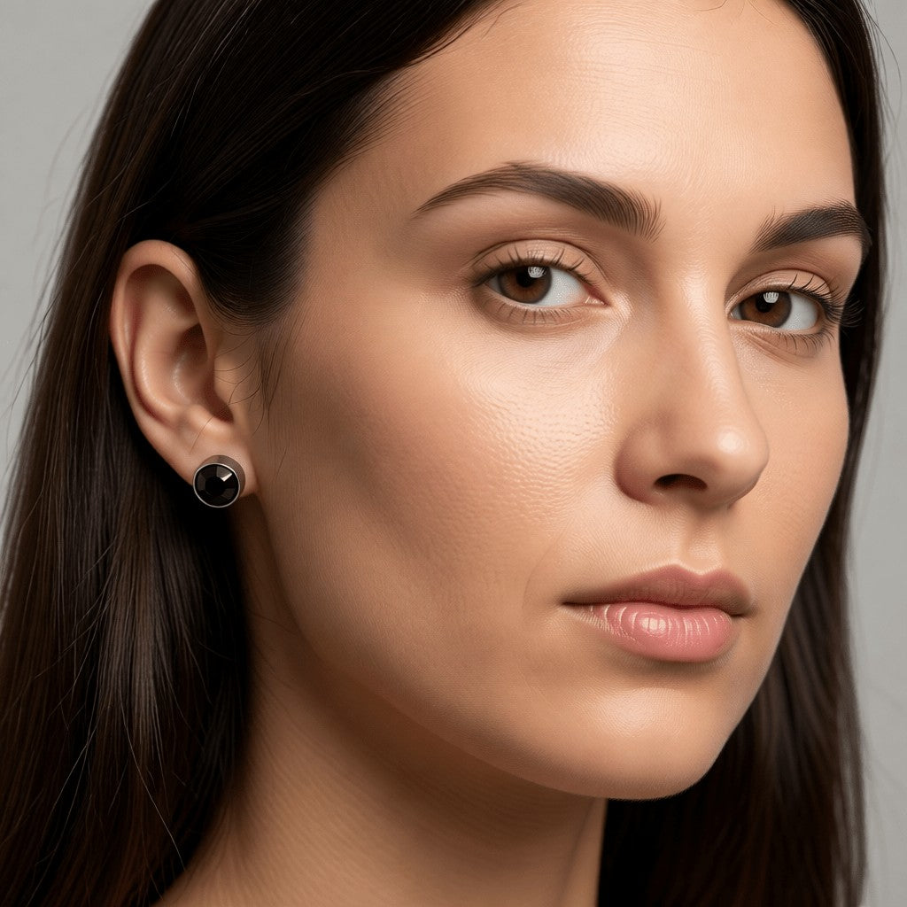 Aramat Jewels zilverkleurige oorstekers met een zwart kristal van 8mm, gemaakt van roestvrij staal.