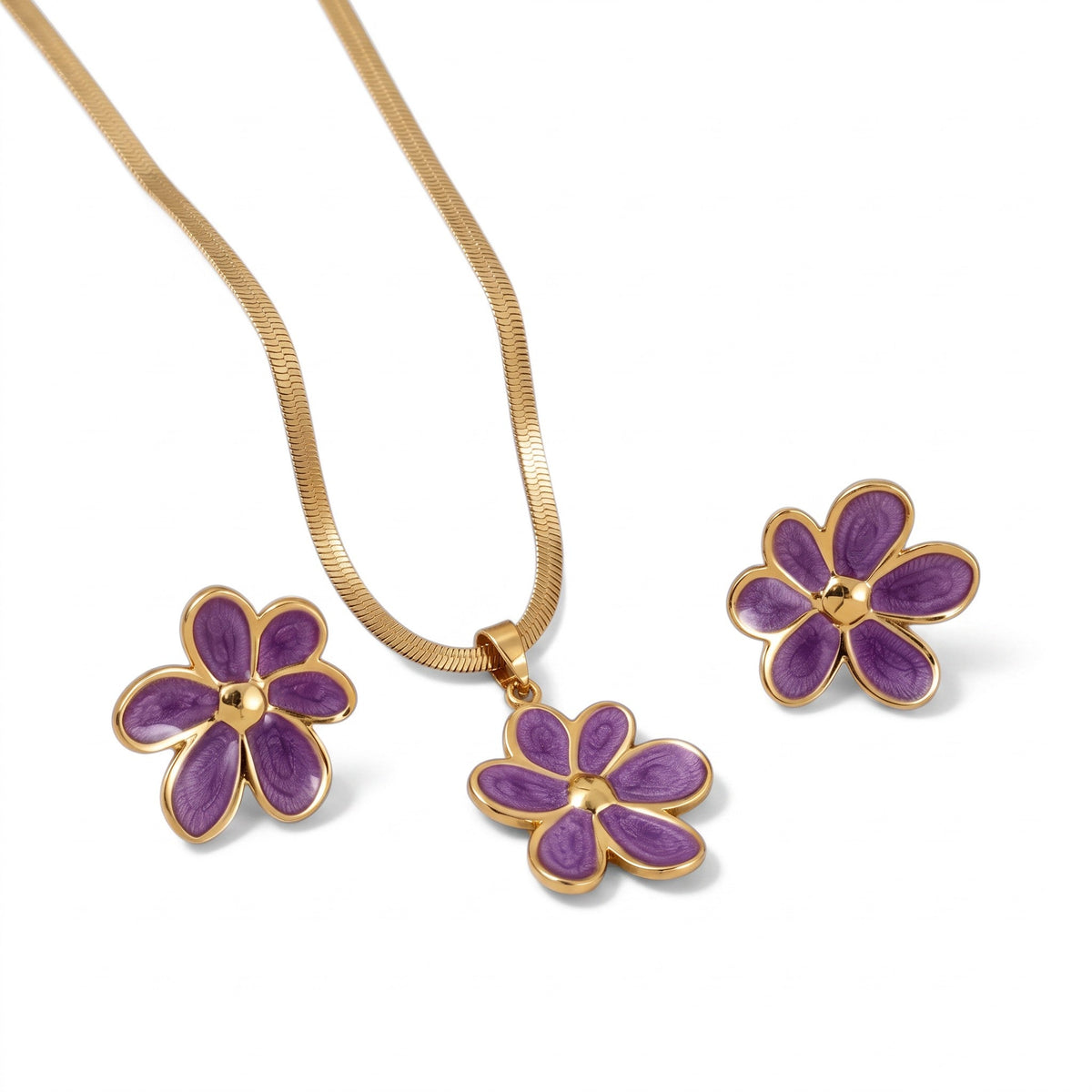Aramat Jewels goudkleurige RVS sieradenset met paarse emaille bloemhanger en bijpassende oorstekers.