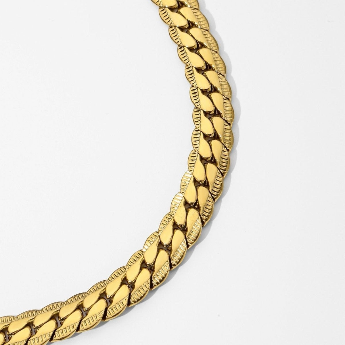 Goudkleurige Aramat Jewels gourmet ketting van 5mm breed roestvrij staal met een stijlvolle bewerkte rand.