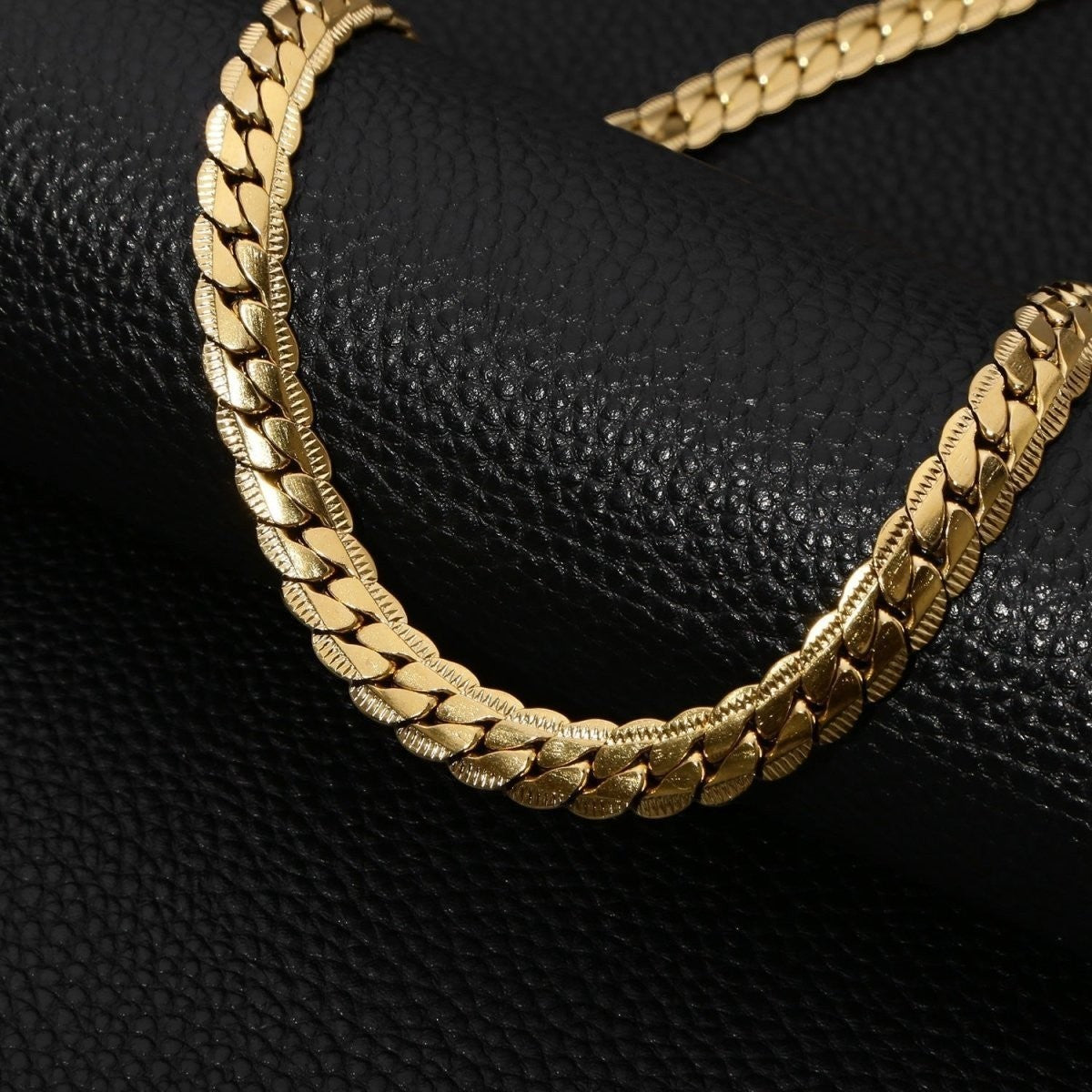 Aramat Jewels goudkleurige platte gourmet ketting van 5mm breed roestvrij staal met een stijlvolle bewerkte rand.