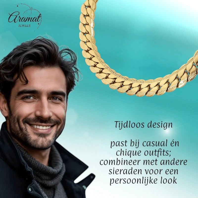Aramat Jewels goudkleurige platte gourmet ketting van 5mm staal met bewerkte rand, gedragen door een glimlachende man.