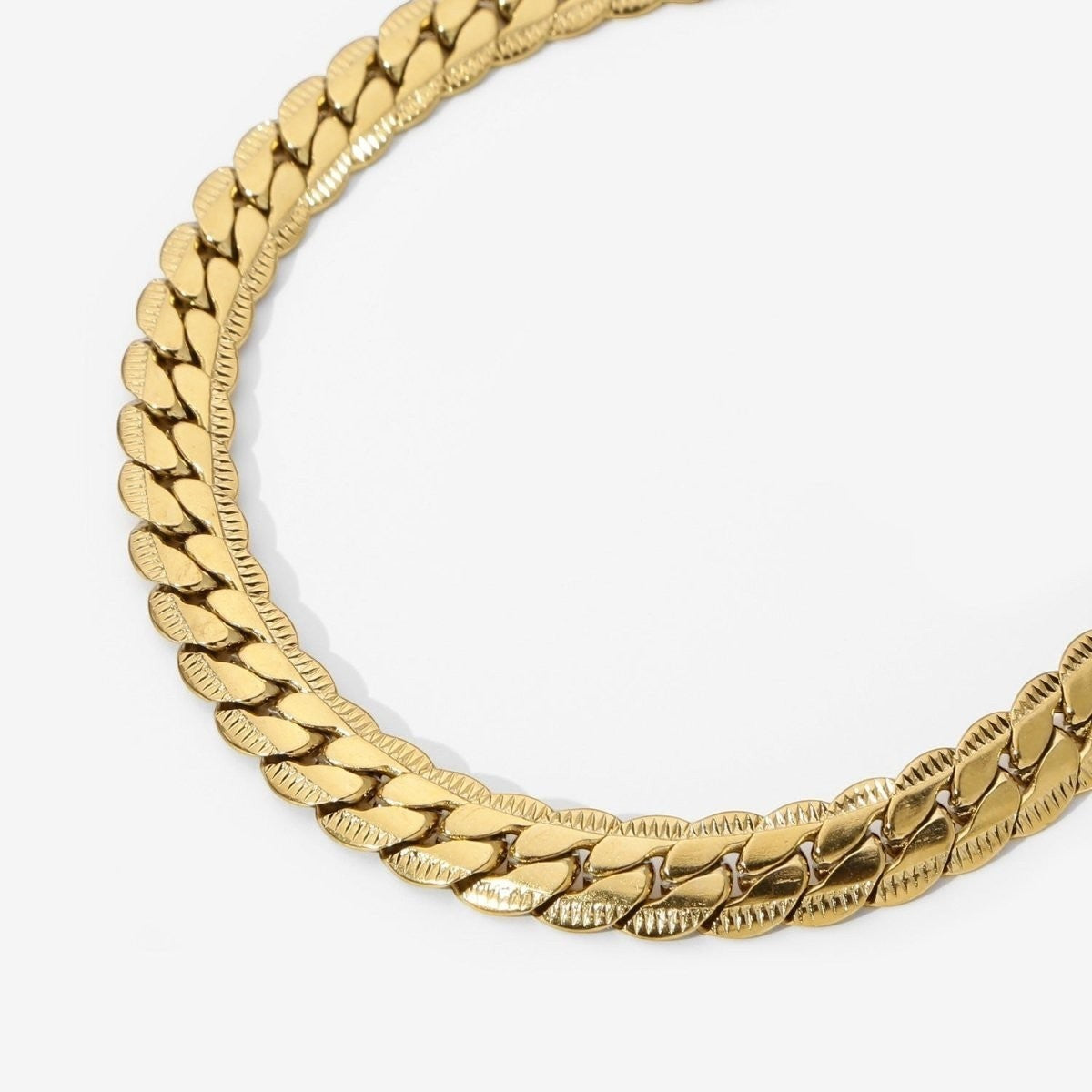 Aramat Jewels goudkleurige platte gourmet ketting van 5mm breed roestvrij staal met een stijlvolle bewerkte rand.
