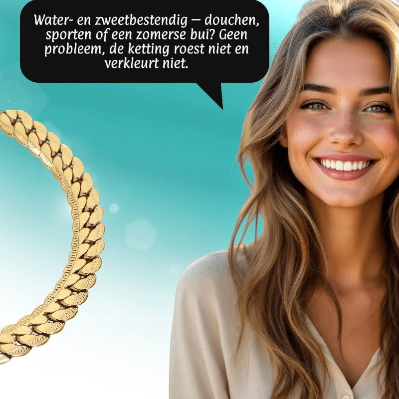 Glimlachende vrouw naast een goudkleurige Aramat Jewels gourmet ketting van 5mm roestvrij staal met bewerkte rand.