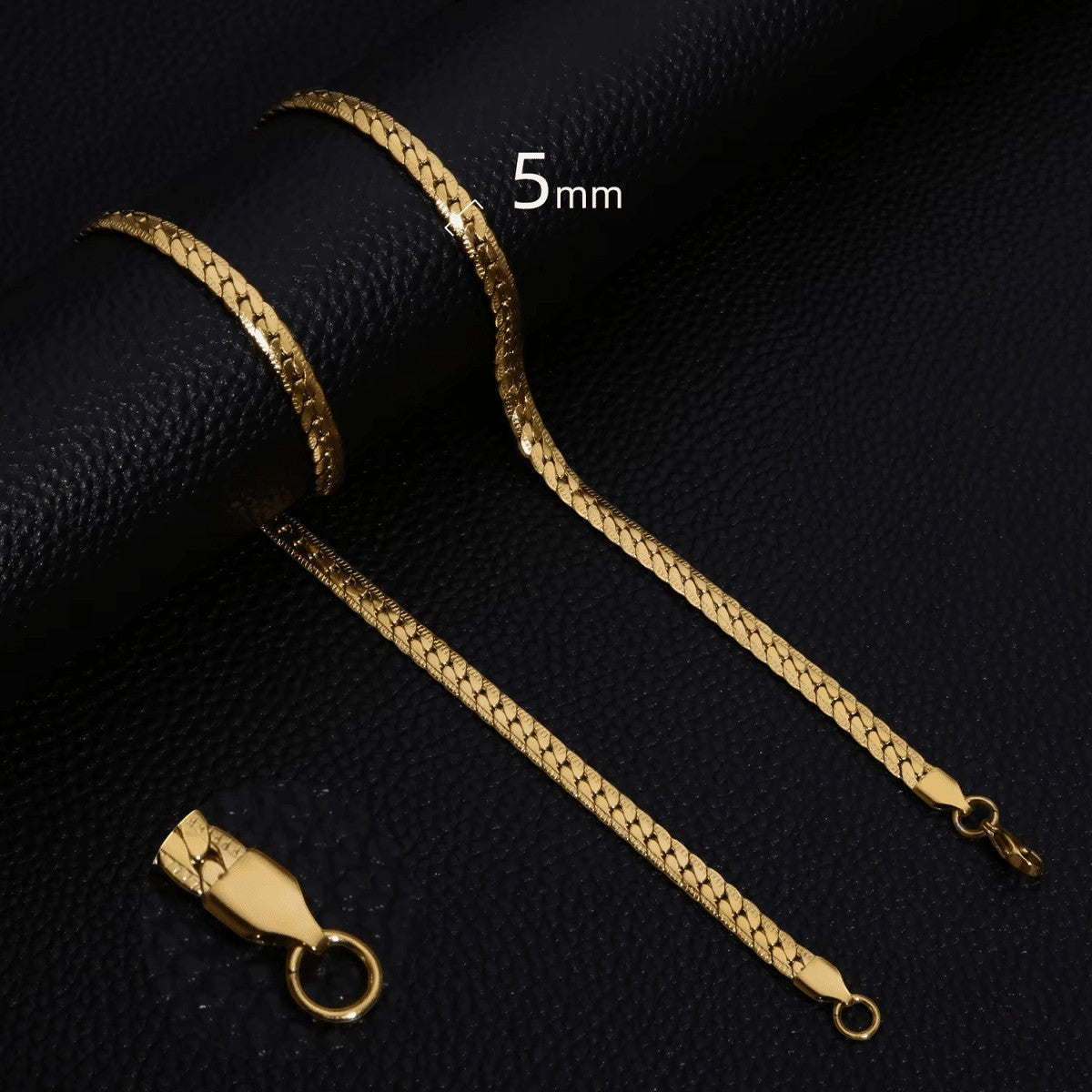 Aramat Jewels goudkleurige platte gourmet ketting van 5mm breed roestvrij staal met een stijlvolle bewerkte rand.